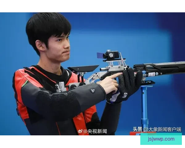 中国射击选手盛李豪男子10米气步枪决赛夺金牌 打破赛会纪录